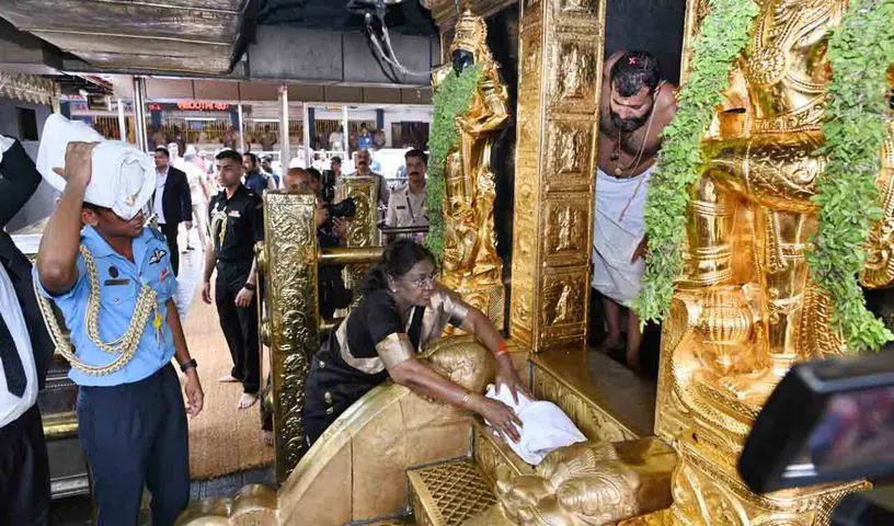 అయ్యప్పని దర్శించుకున్న తొలి రాష్ట్రపతి ముర్ము అయ్యప్పని దర్శించుకున్న తొలి రాష్ట్రపతి ముర్ము