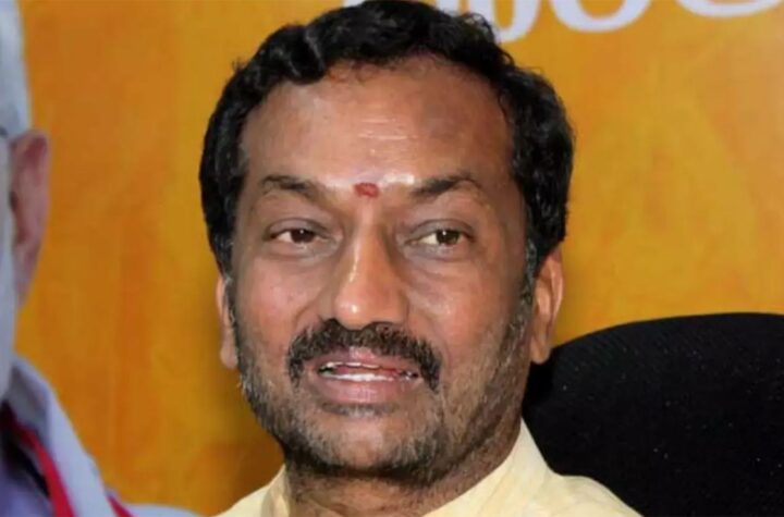 ఓటర్ కార్డులు కాంగ్రెస్ నేత పంపిణీపై బిజెపి ఫిర్యాదు
