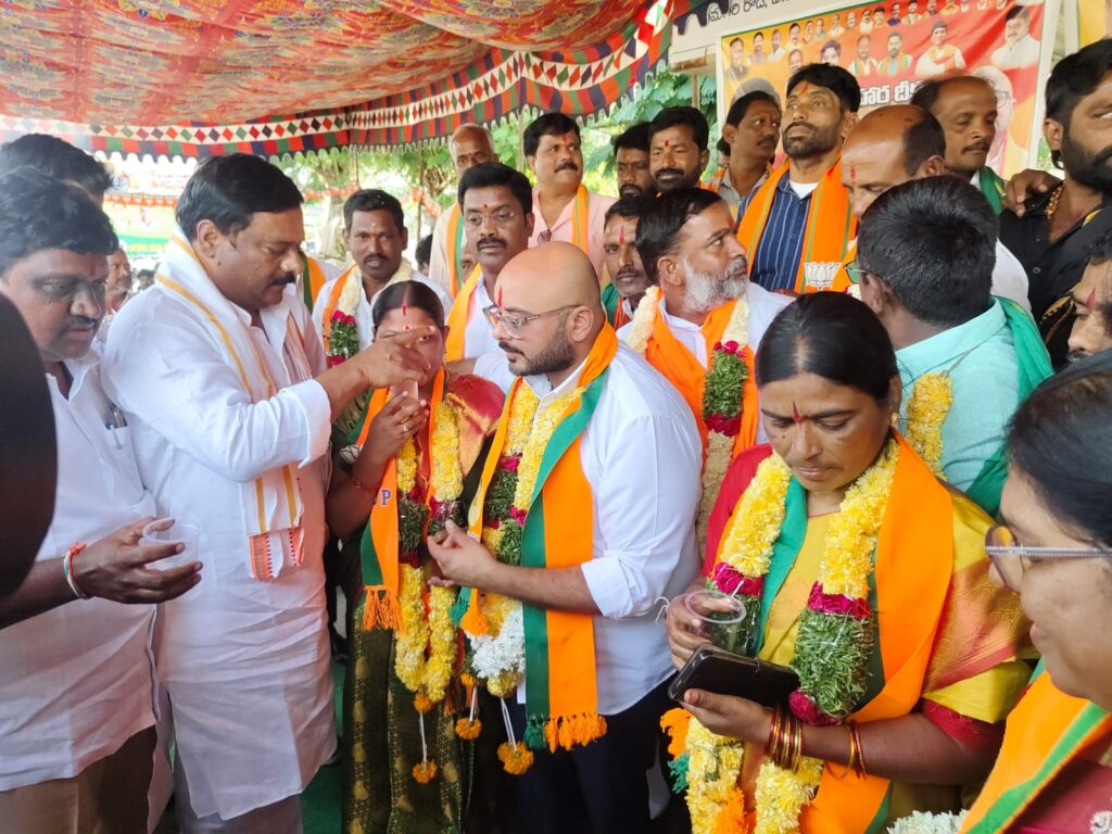 నల్లగొండలో రైతు దీక్షను విరమింపచేసిన ఏలేటి