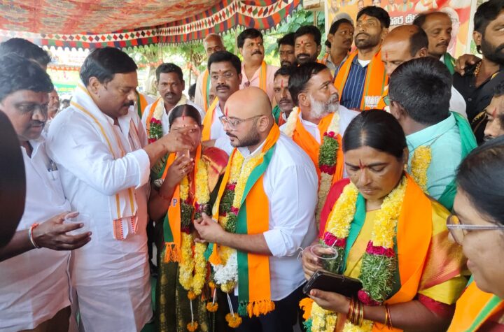 నల్లగొండలో రైతు దీక్షను విరమింపచేసిన ఏలేటి