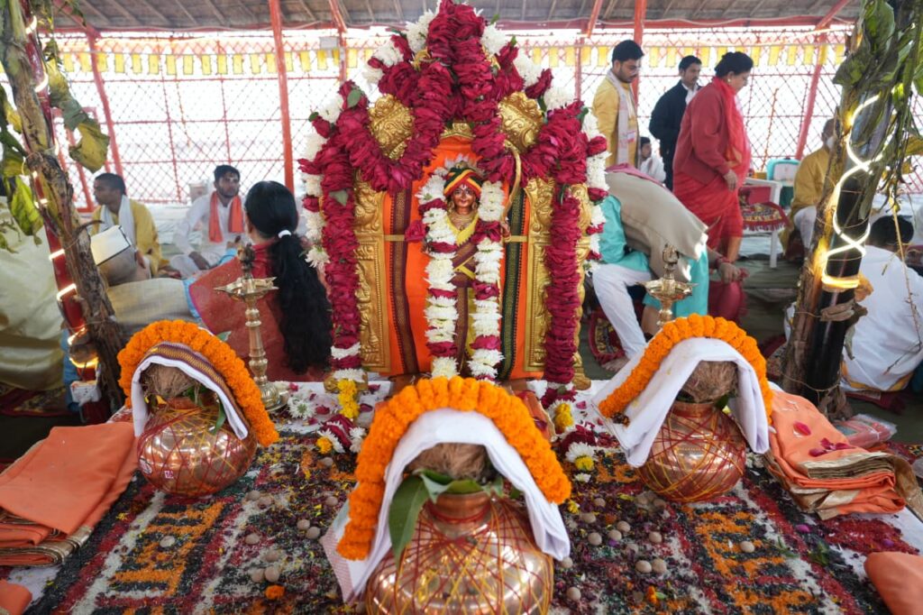 అయోధ్యలో ధ్వజారోహణ ముందు ధ్వజ పూజ