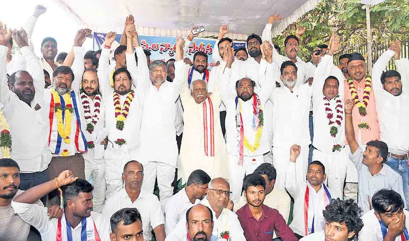 42 శాతం రిజర్వేషన్లతోనే ఎన్నికలకు వెళ్లాలి