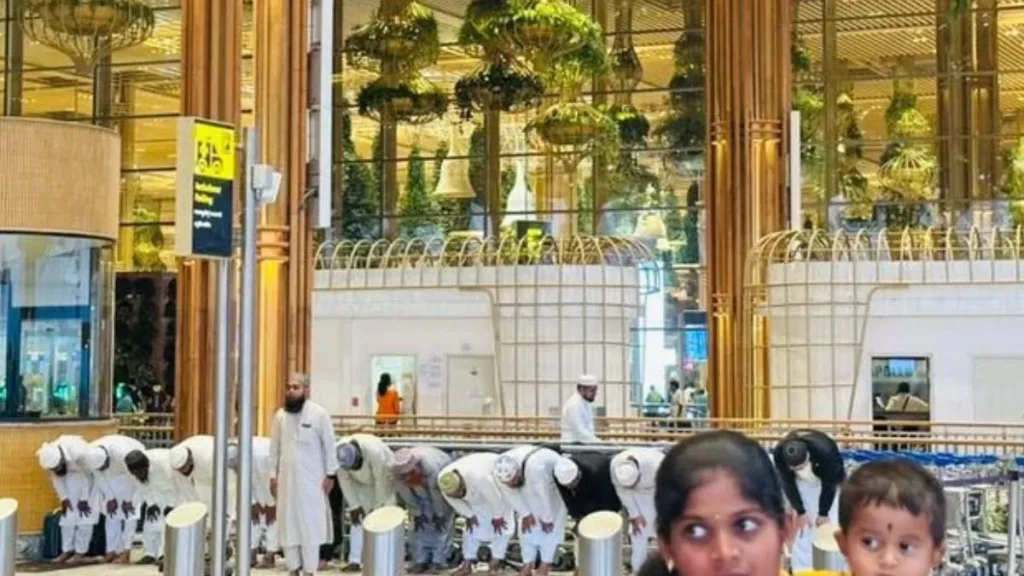 బెంగుళూరు విమానాశ్ర‌యంలో న‌మాజ్