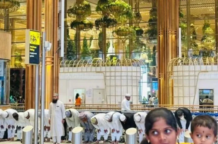 బెంగుళూరు విమానాశ్ర‌యంలో న‌మాజ్