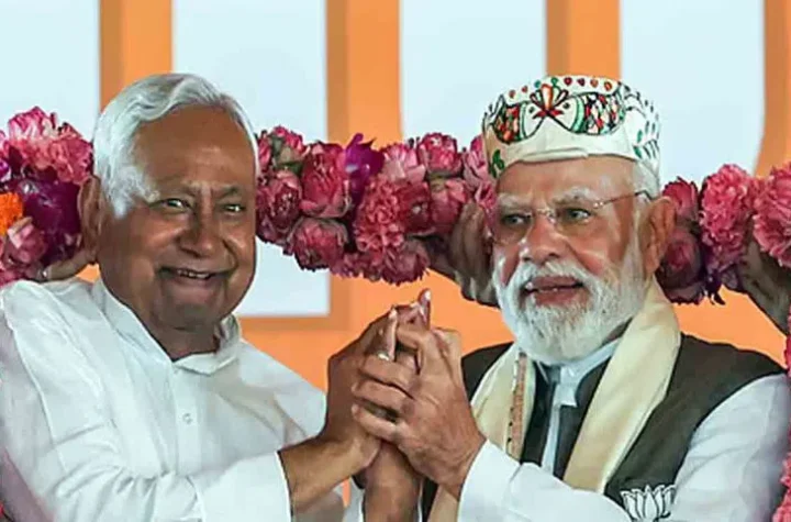 బీహార్ లో ఏకపక్షంగా 200 సీట్ల వైపు ఎన్డీయే ప్రభంజనం