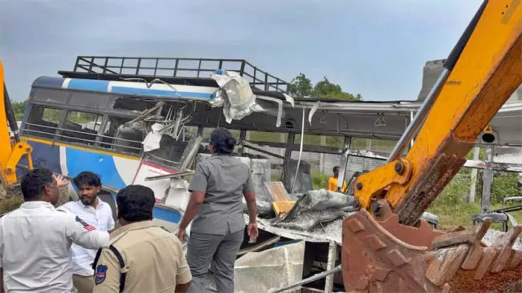 చేవెళ్ల బస్సు ప్రమాదంలో 21 మంది బలి