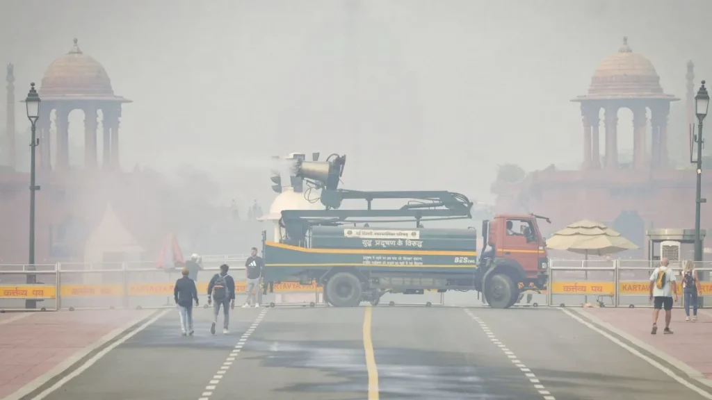 ఢిల్లీ నగరాన్ని కప్పేసిన పొగమంచు