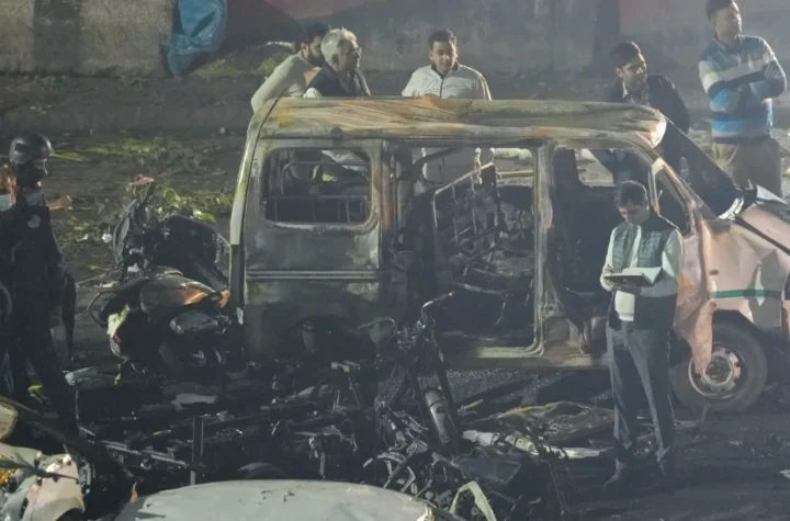 ఢిల్లీ ఎర్రకోట వద్ద భారీ పేలుడు.. అప్రమత్తమైన యూకే, యూఎస్