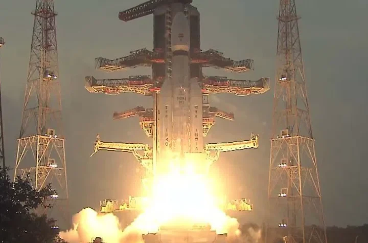 నింగిలోకి దూసుకెళ్లిన ఇస్రో బాహుబలి రాకెట్‌!