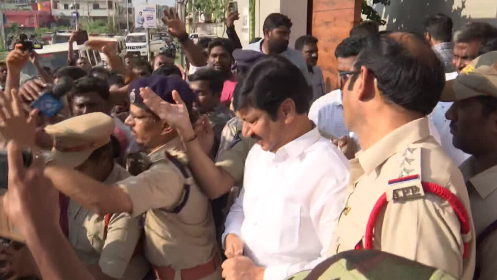 నకిలీ మద్యం కేసులో మాజీ మంత్రి జోగి రమేష్ అరెస్ట్ నకిలీ మద్యం కేసులో మాజీ మంత్రి జోగి రమేష్ అరెస్ట్