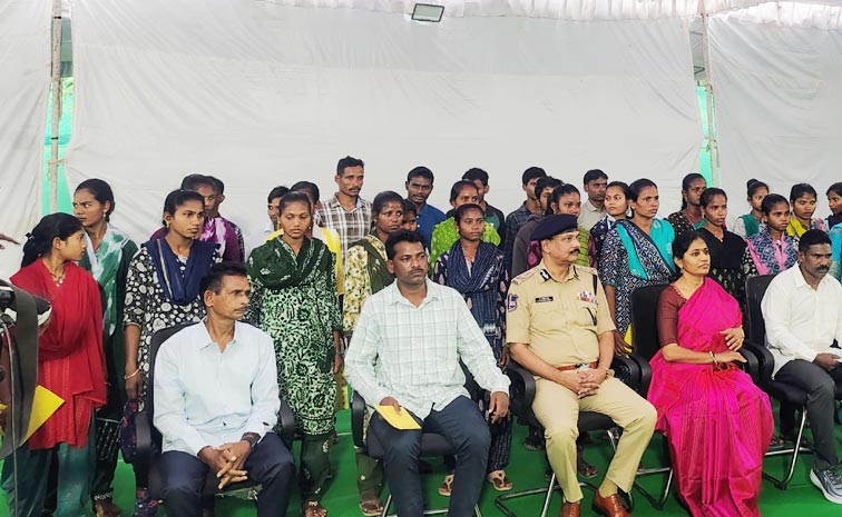 తెలంగాణలో 37 మంది మావోయిస్టుల లొంగుబాటు