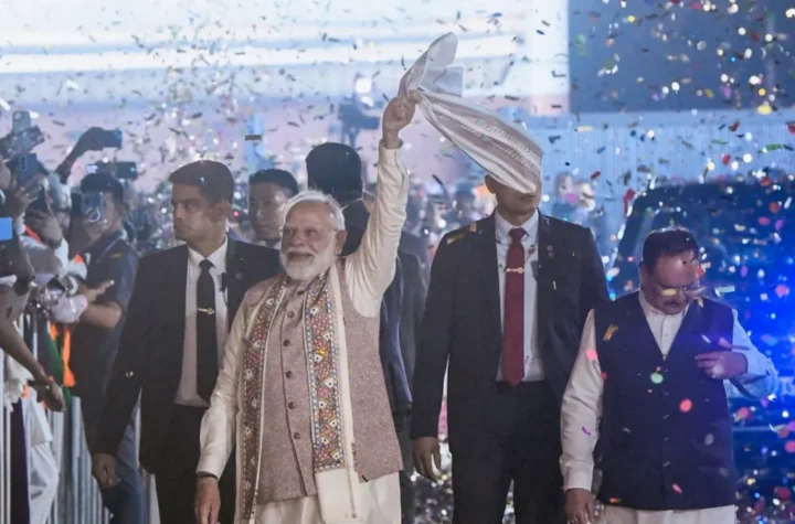 కాంగ్రెస్‌లో త్వరలో మరో చీలిక .. మోదీ జోస్యం