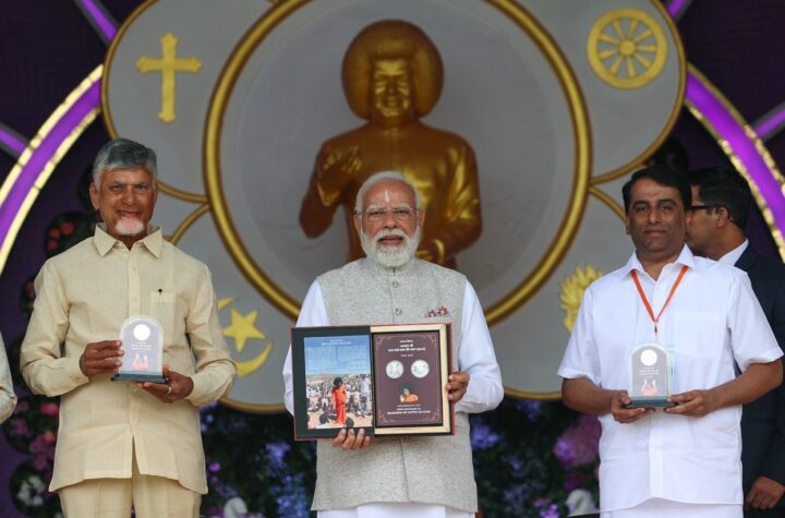 విశ్వప్రేమకు ప్రతిరూపంగా సత్య సాయిబాబా