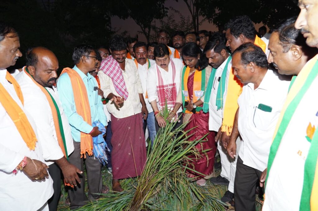 ప్రభుత్వ నిర్లక్ష్యంతో ధాన్యం తడిచి రైతులు విలవిల