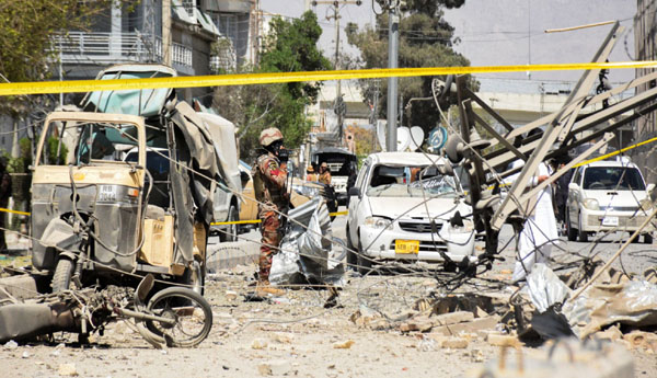 పాక్ కోర్టు ఆవరణలో భారీ పేలుడు.. 12 మంది మృతి