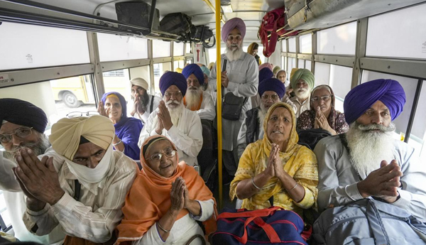 పాక్ చేరుకున్న 12 మంది సిక్కు యాత్రికులు