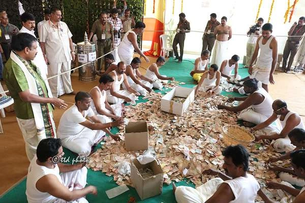 పరకామణి కేసులో ఫిర్యాదు చేసిన అధికారి మృతి