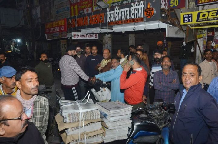 పంజాబ్ పోలీసులు వార్తాపత్రికల పంపిణీని అడ్డుకొనే ప్రయత్నం