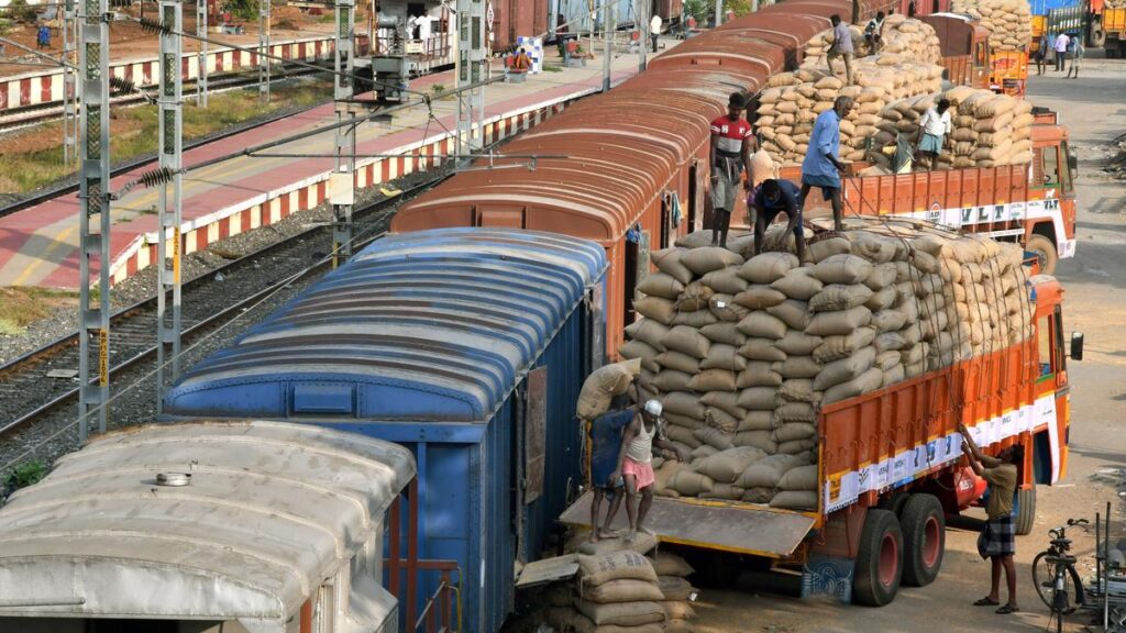 సరుకు రవాణలో రైల్వేలు నూతన మైలురాయి