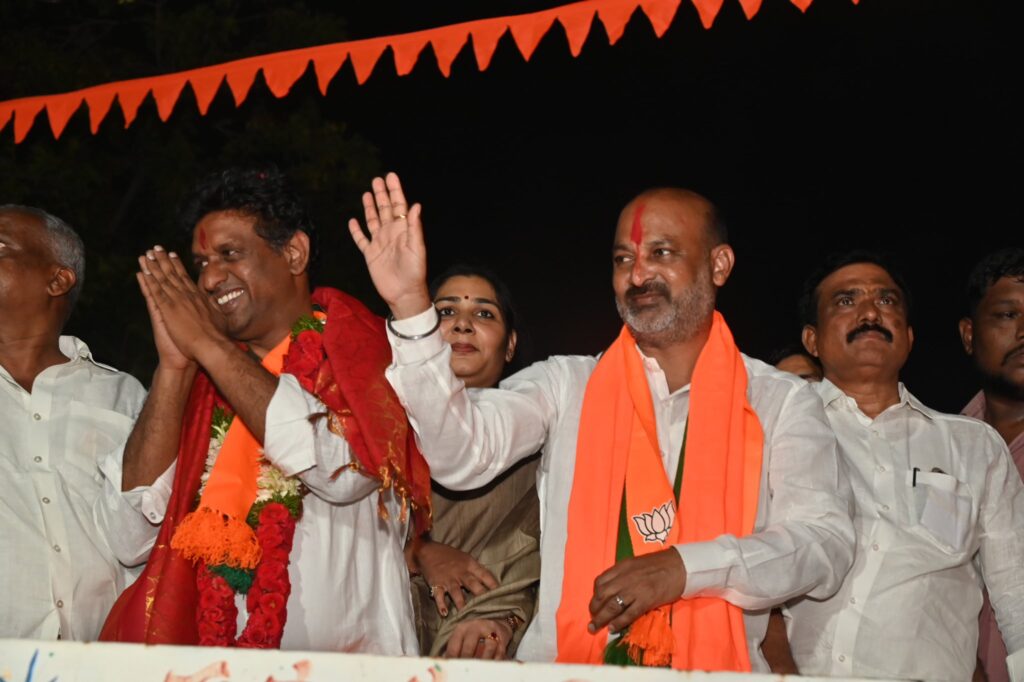 కాంగ్రెస్, బీఆర్ఎస్ లకు కొమ్ముకాస్తున్న అధికారులు 