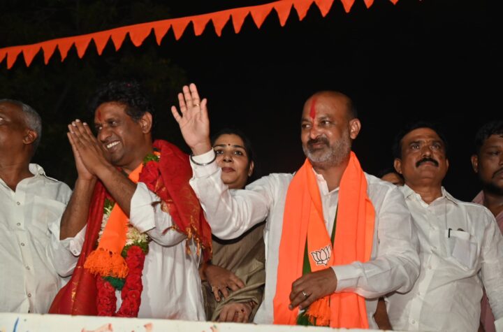 కాంగ్రెస్, బీఆర్ఎస్ లకు కొమ్ముకాస్తున్న అధికారులు 