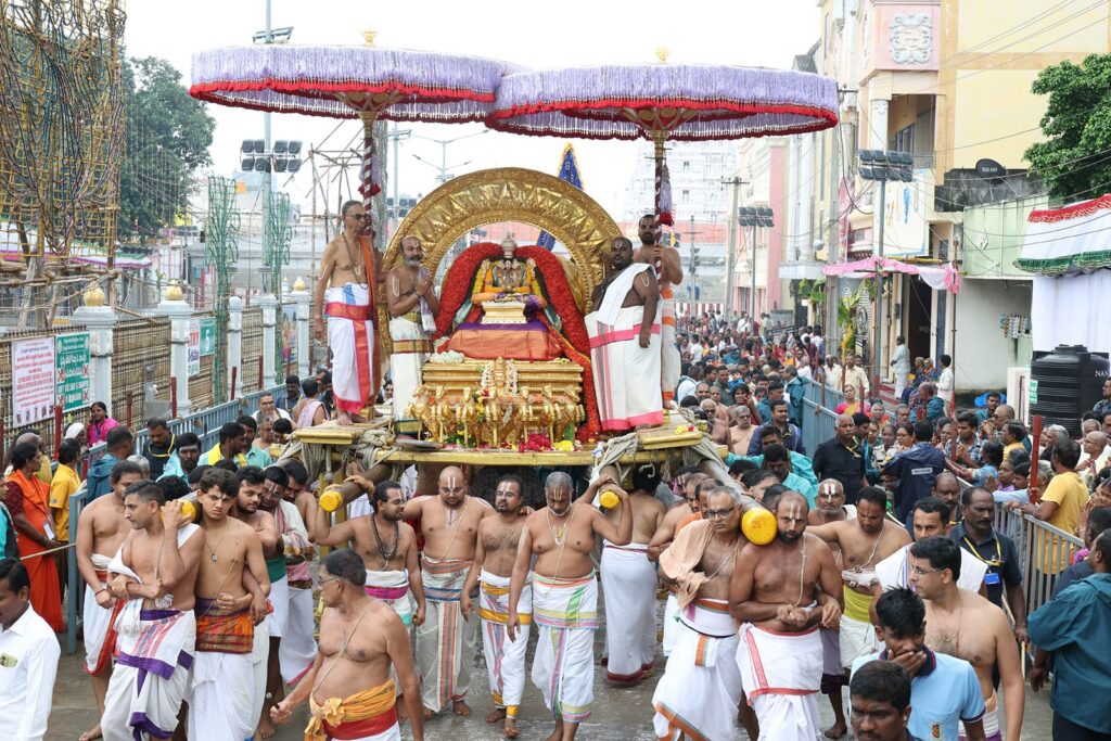 శ్రీ పద్మావతీ అమ్మవారి వాహ‌న‌సేవ‌లో త‌రిస్తున్న శ్రీ రంగం శ్రీ‌వైష్ణ‌వులు