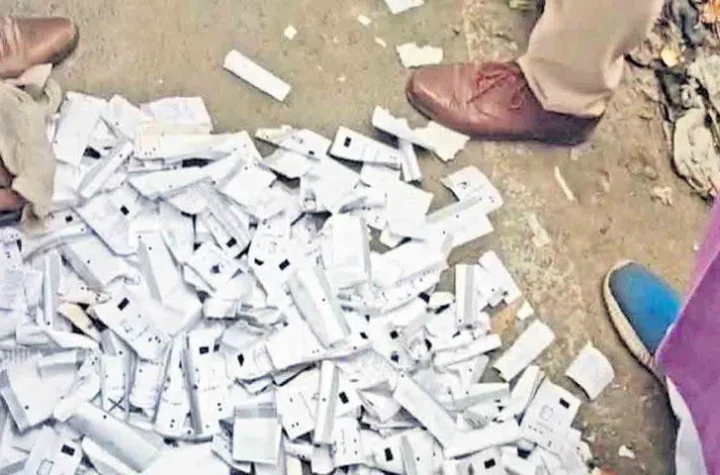 బీహార్ లో రోడ్డు పక్కన వీవీప్యాట్‌ స్లిప్పులు!