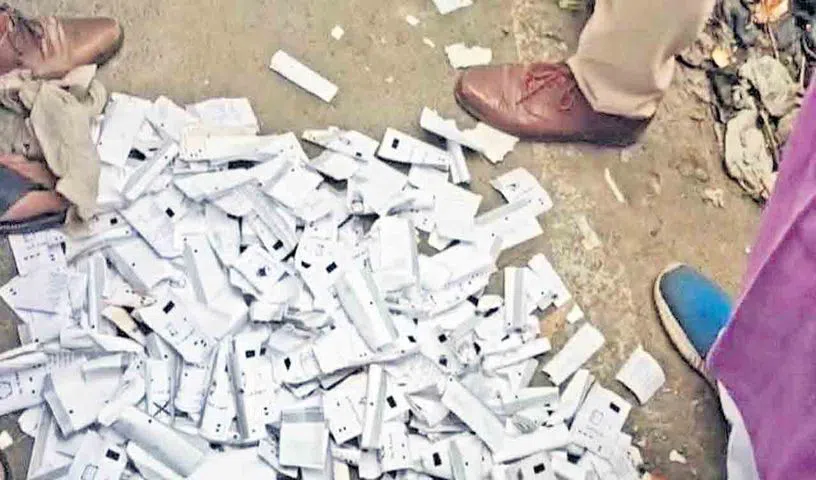 బీహార్ లో రోడ్డు పక్కన వీవీప్యాట్‌ స్లిప్పులు!