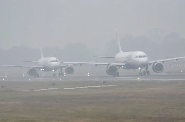 ఢిల్లీని కప్పేసిన పొగమంచు.. 40 విమానాలు, 20కిపైగా రైళ్లు ఆలస్యం