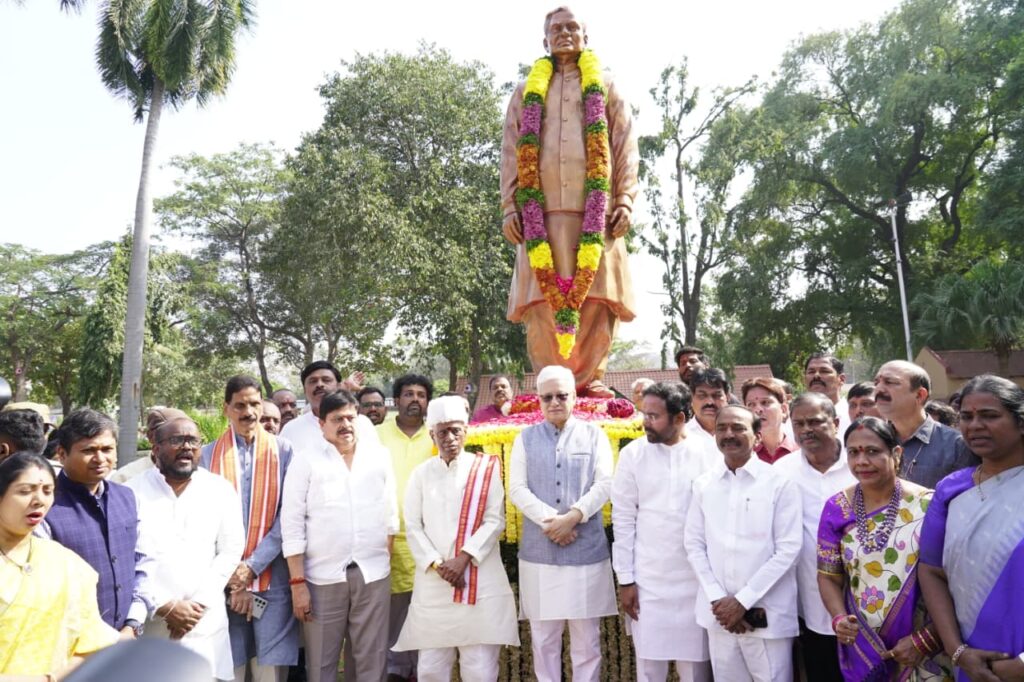 హైదరాబాద్ లో వాజ్‌పేయికు ఘన నివాళులు
