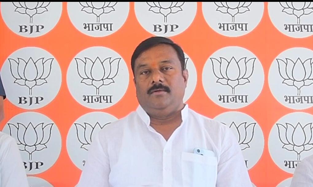 ఎవ‌డ‌బ్బ సొమ్మ‌ని రేవంత్ ఫుట్ బాల్ సరదాకు రూ 100 కోట్లు!