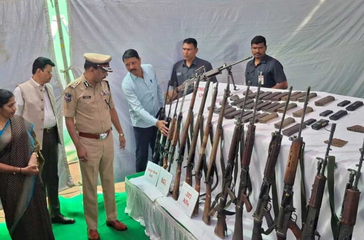 డీజీపీ ముందు లొంగిపోయిన 41 మంది మావోయిస్టులు