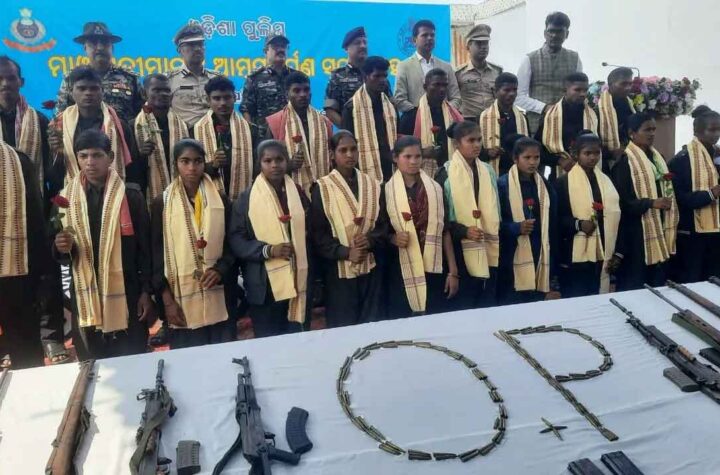 ఒడిశాలో 22 మంది మావోయిస్టుల లొంగుబాటు