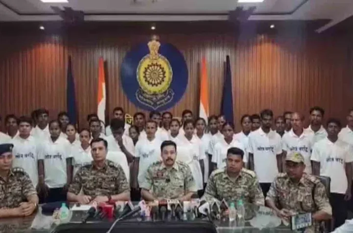 ఛత్తీస్‌గఢ్‌ లో లొంగిపోయిన మరో 37 మంది మావోయిస్టులు