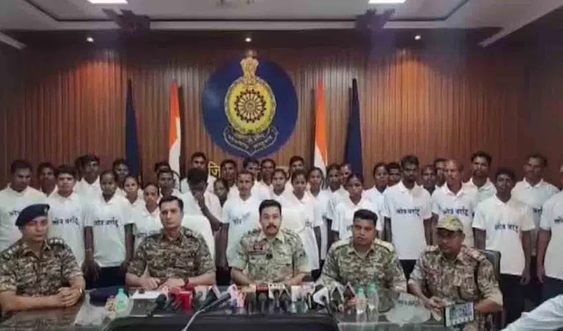 ఛత్తీస్‌గఢ్‌ లో లొంగిపోయిన మరో 37 మంది మావోయిస్టులు