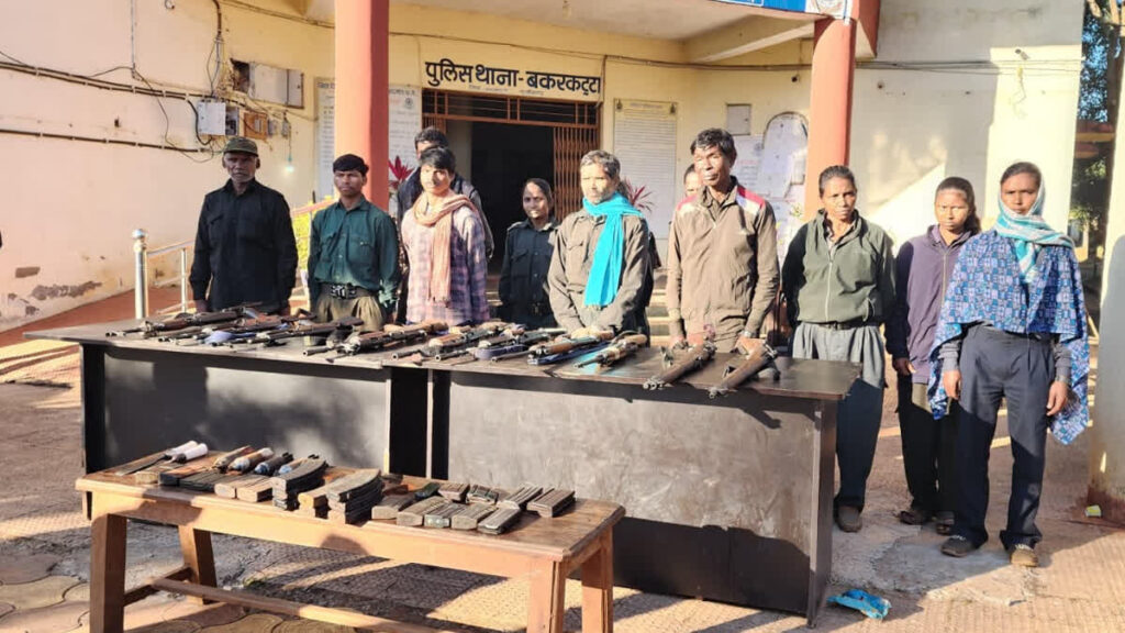 ఛత్తీస్‌గఢ్‌లో 12 మంది మావోయిస్టులు లొంగుబాటు