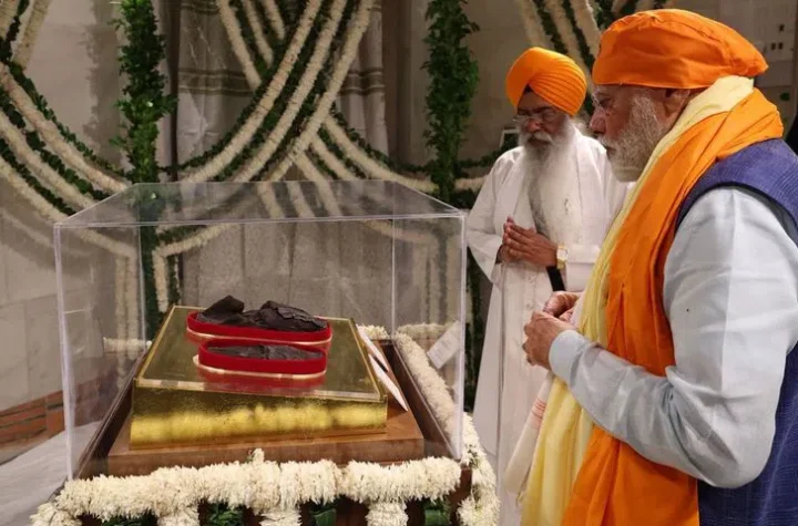 ధైర్యం, కరుణ, త్యాగాలకు గురు గోవింద్ సింగ్ ప్రతిరూపం