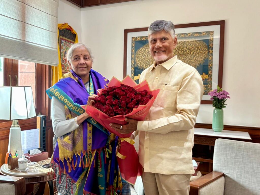 ఏపీకి ఆర్ధిక వత్తిడిల నుండి ఆదుకోమని కోరిన చంద్రబాబు