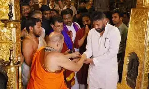 పవన్ కు ఉడిపి పీఠాధిపతి ’అభినవ కృష్ణ దేవరాయ’ బిరుదు