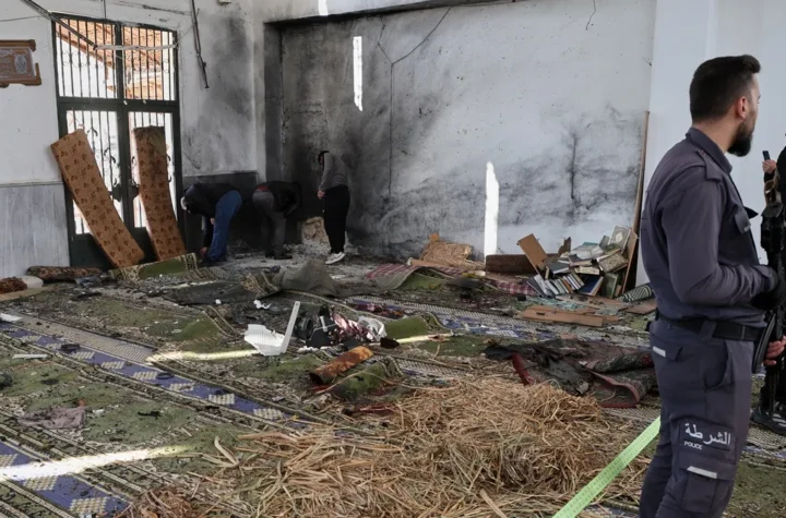 సిరియా మసీదులో బాంబు పేలుడులో 8 మంది మృతి