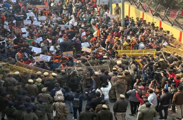 బంగ్లా హైకమిషనర్‌ కార్యాలయం వద్ద వీహెచ్‌పీ భారీ నిరసన