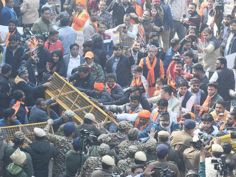 బంగ్లా హైకమిషనర్‌ కార్యాలయం వద్ద వీహెచ్‌పీ భారీ నిరసన