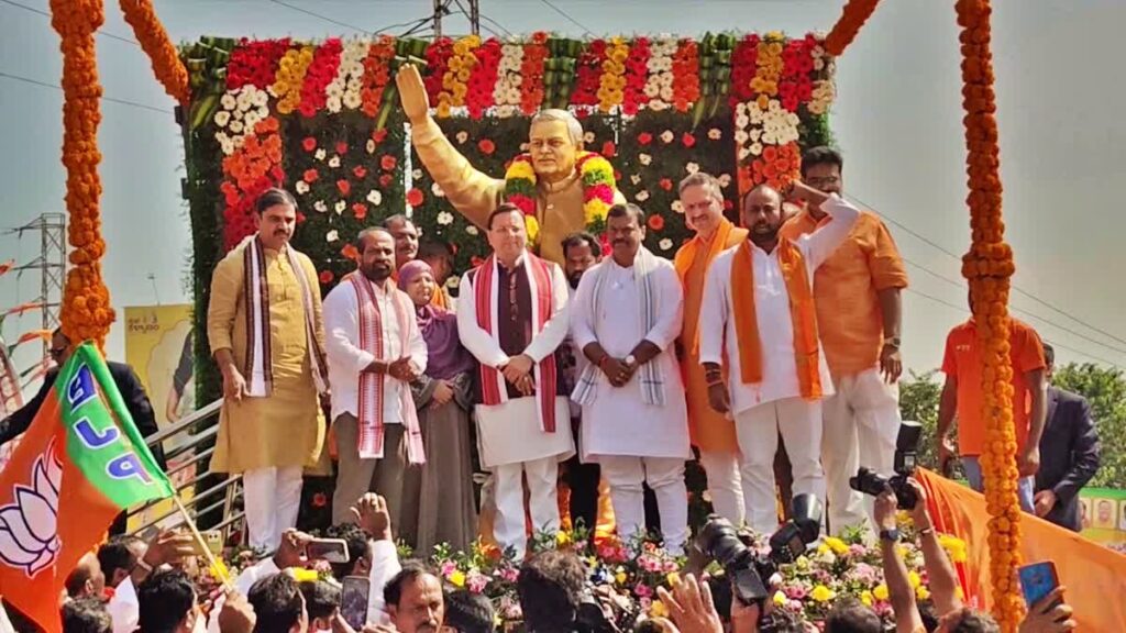 రేణిగుంట, మదనపల్లెలలో వాజ్‌పేయీ కాంస్య విగ్రహాలు