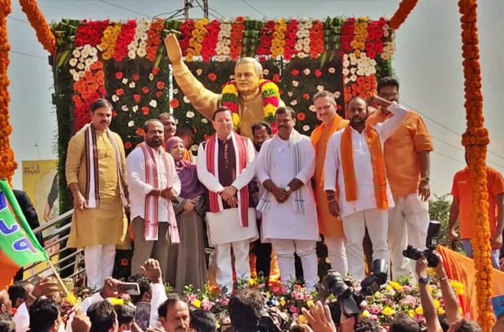 రేణిగుంట, మదనపల్లెలలో వాజ్‌పేయీ కాంస్య విగ్రహాలు