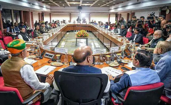 పార్లమెంట్ లో కీలక అంశాలపై చర్చకు ప్రతిపక్షాల పట్టు