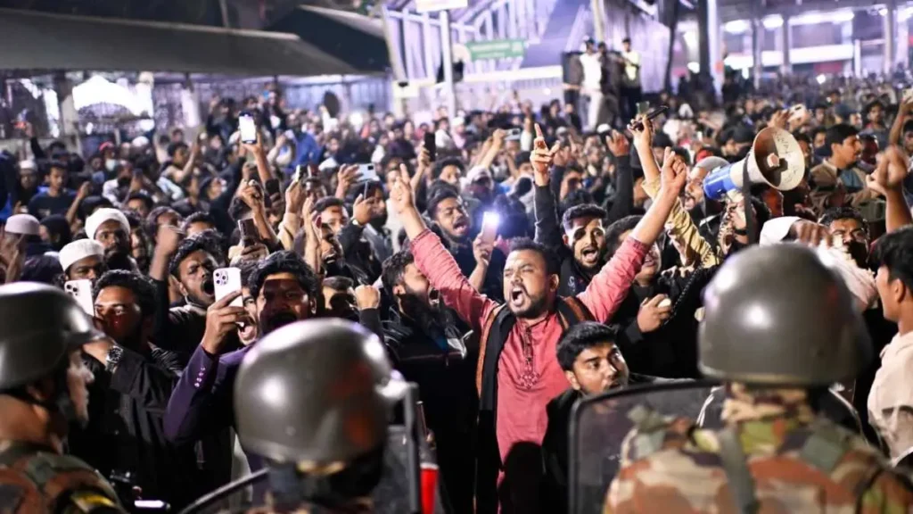 బంగ్లాదేశ్ లో దౌత్య సిబ్బంది కుటుంభం సభ్యుల తరలింపు!