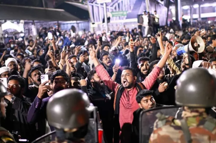 బంగ్లాదేశ్ లో దౌత్య సిబ్బంది కుటుంభం సభ్యుల తరలింపు!