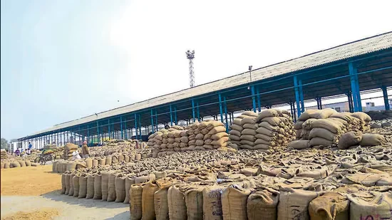 ఇరాన్ రేవులో చిక్కుకున్న రూ. 2,000 కోట్ల భారత బాస్మతి బియ్యం