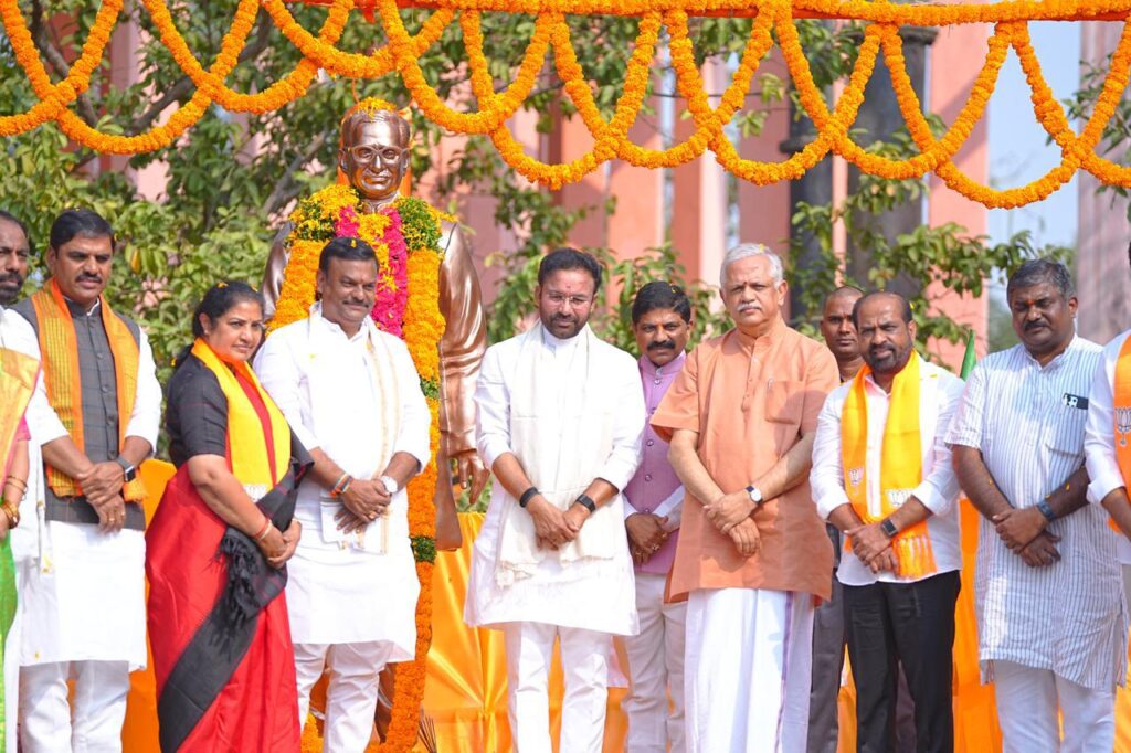 కాపిటలిజం, కమ్యూనిజంలకు ప్రత్యామ్నాయం ఏకాత్మతా మానవతావాదం