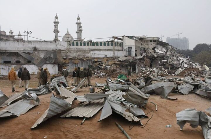 ఢిల్లీ మసీదు వద్ద రాళ్లతో దాడి.. ఐదుగురు పోలీసులకు గాయాలు